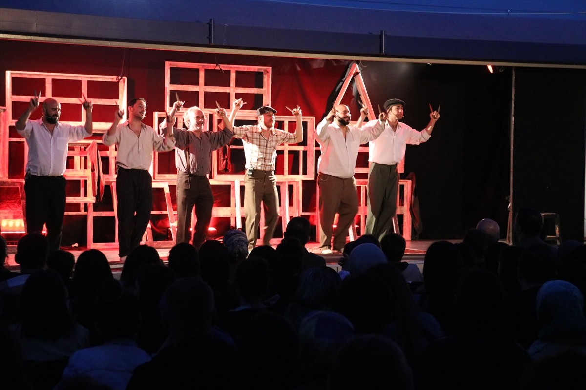 Sivas'ta vatandaşlar, "Vagon Sahne Projesi" kapsamında raylar üzerindeki sahnede "Misafir" adlı...