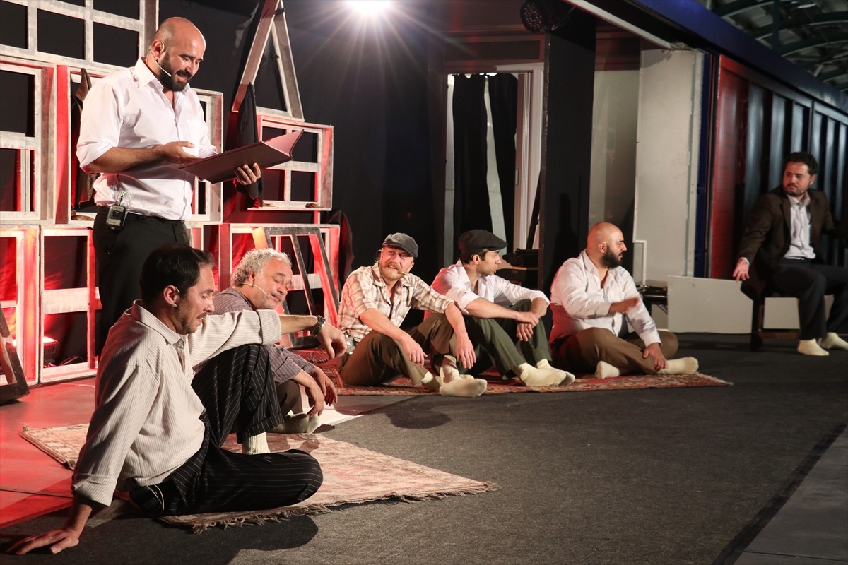 Sivas'ta vatandaşlar, "Vagon Sahne Projesi" kapsamında raylar üzerindeki sahnede "Misafir" adlı...