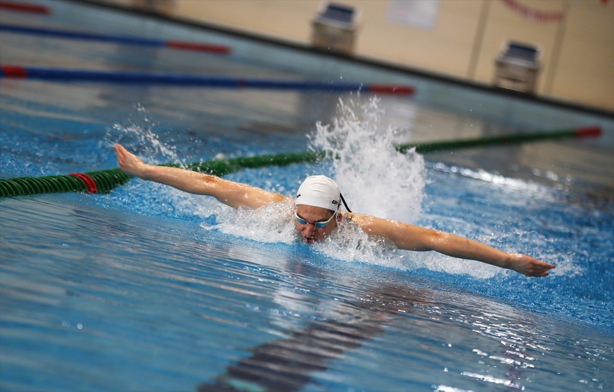 Slovenya'da düzenlenen yüzme şampiyonasından 4 altın ve 1 gümüş madalyayla dönen 15 yaşındaki...