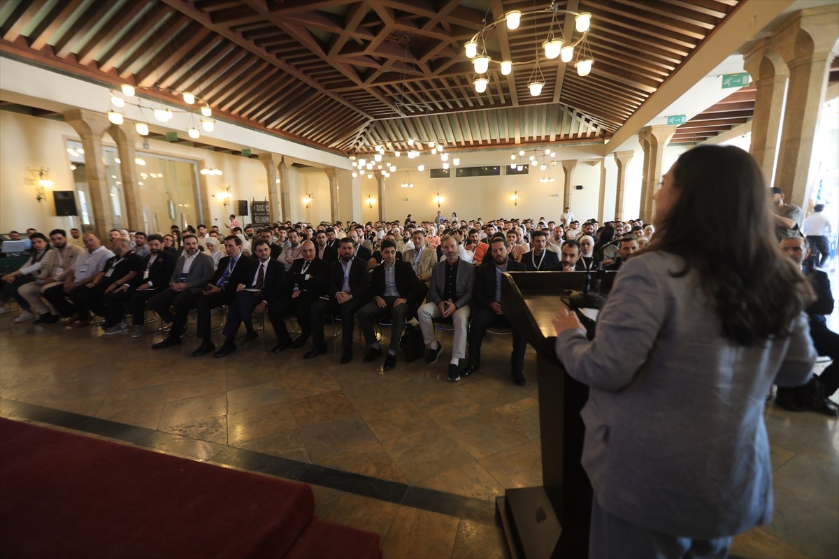 Suriye'nin başkenti Şam'da düzenlenen "Nahdatek" teknoloji ve eğitim kampında çeşitli ülkelerden...