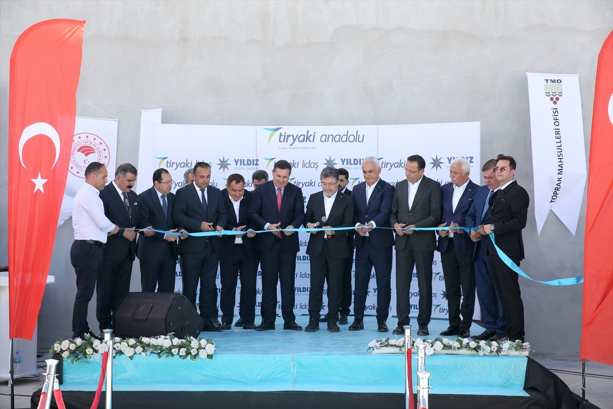 Tarım ve Orman Bakanı İbrahim Yumaklı, İl merkezindeki Yıldız Alparslan Tarım İşletmesi'nde...