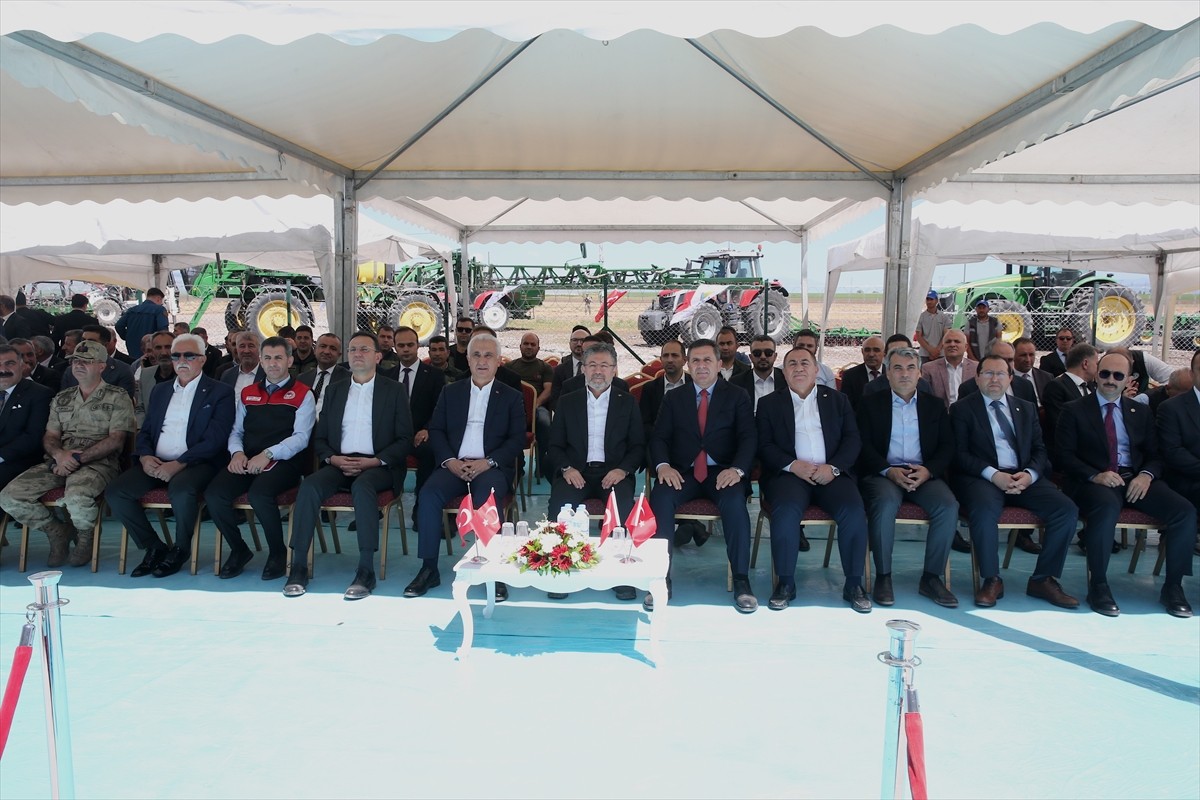 Tarım ve Orman Bakanı İbrahim Yumaklı, İl merkezindeki Yıldız Alparslan Tarım İşletmesi'nde...