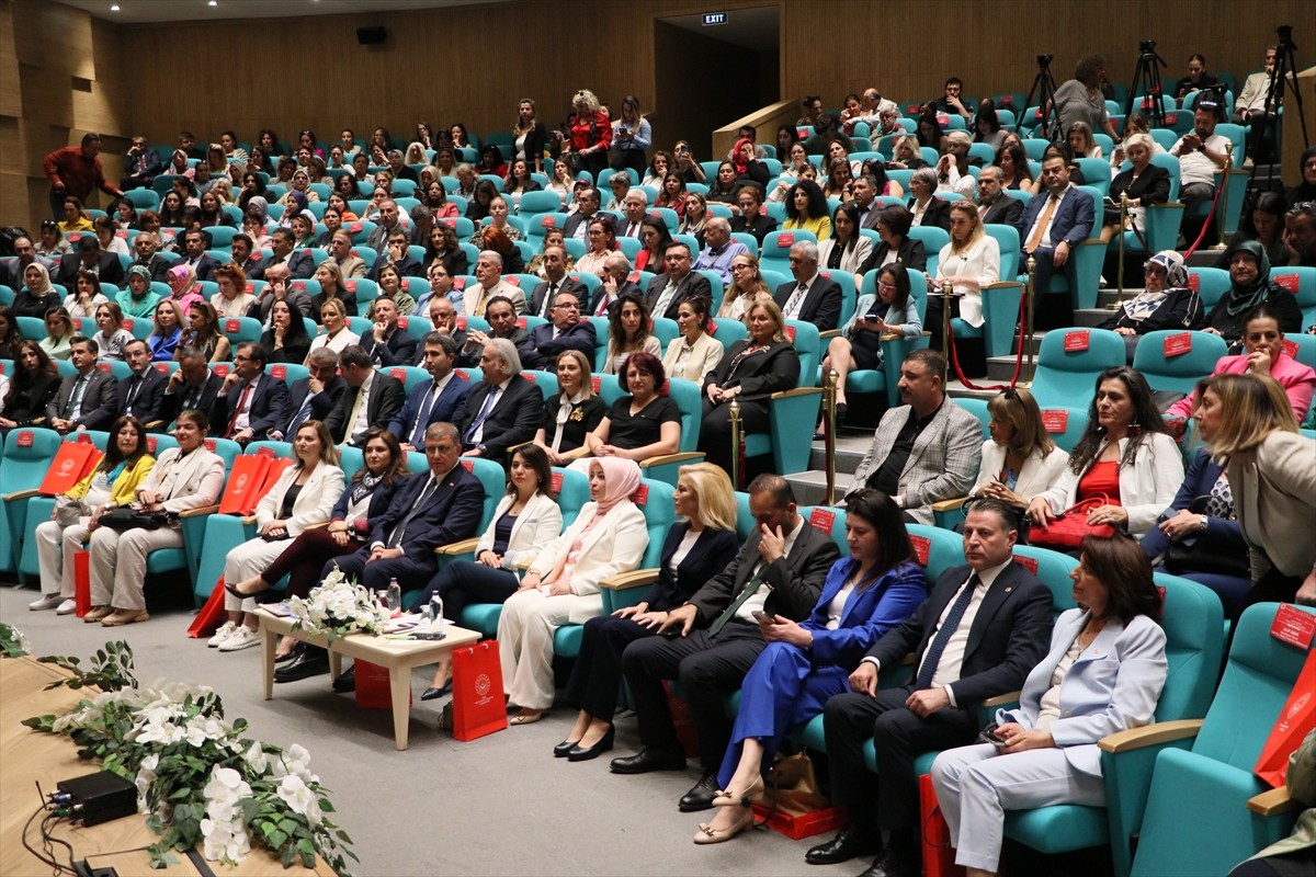 TBMM Kadın Erkek Fırsat Eşitliği Komisyonu tarafından İzmir İktisat Kongre Merkezi'nde, İzmir...