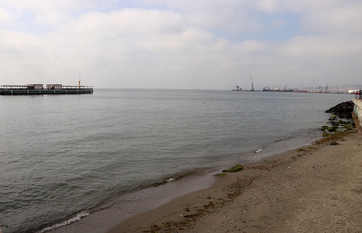  Tekirdağ'da 2 gündür süren poyrazın etkisini yitirmesiyle deniz ulaşımı normale döndü.