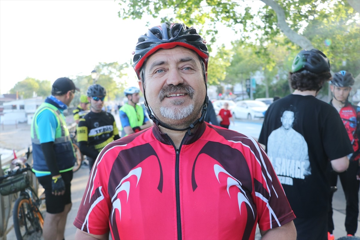 Tekirdağ'da bisiklet kazalarına dikkati çekmek amacıyla "sessiz sürüş" etkinliği gerçekleştirildi....