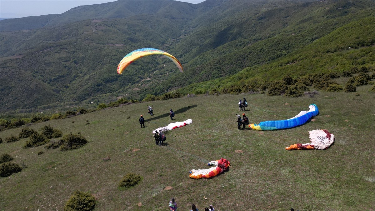 Tekirdağ'da bulunan Uçmakdere, hafta sonu gökyüzüyle buluşmak isteyen yamaç paraşütü tutkunlarını...