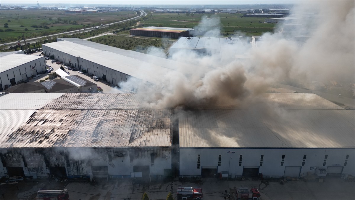Tekirdağ'da kauçuk fabrikasında çıkan yangın kontrol altına alındı.