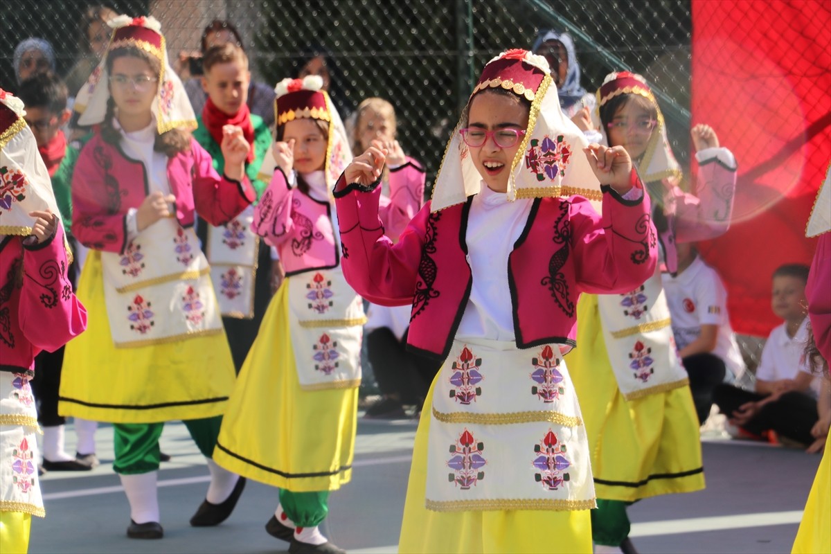 Tekirdağ'da "Geleneksel Çocuk Oyunları Şenliği" düzenlendi. İl Milli Eğitim Müdürlüğünce Hüseyin...
