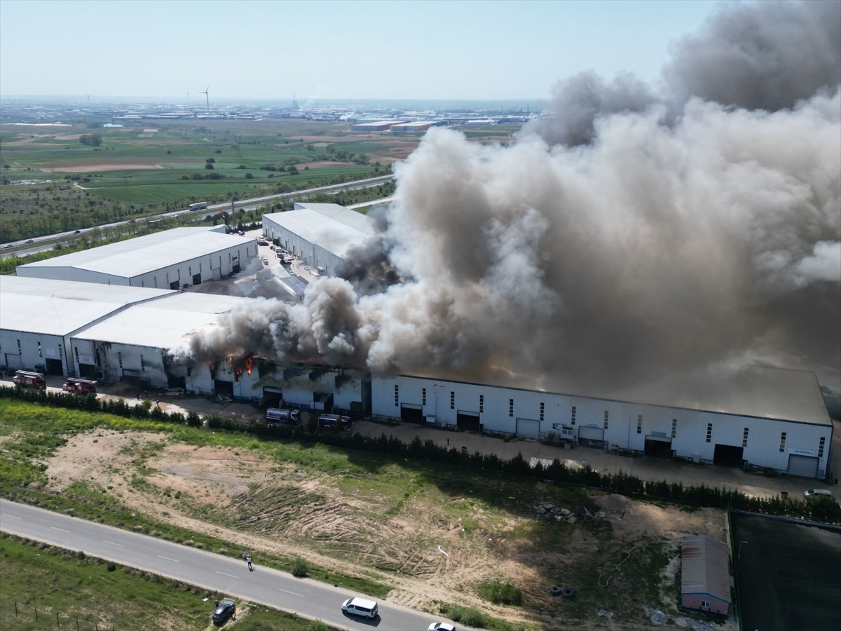 Tekirdağ'ın Çerkezköy ilçesinde kauçuk ve kalıp üretimi yapılan fabrikada çıkan yangına müdahalede...