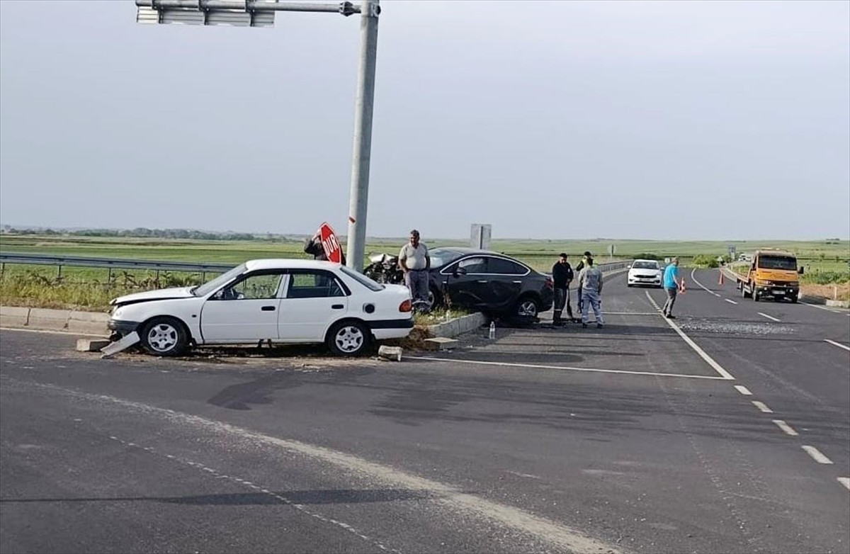 Tekirdağ'ın Hayrabolu ilçesinde iki otomobilin çarpışması sonucu 1 kişi öldü, 3 kişi...