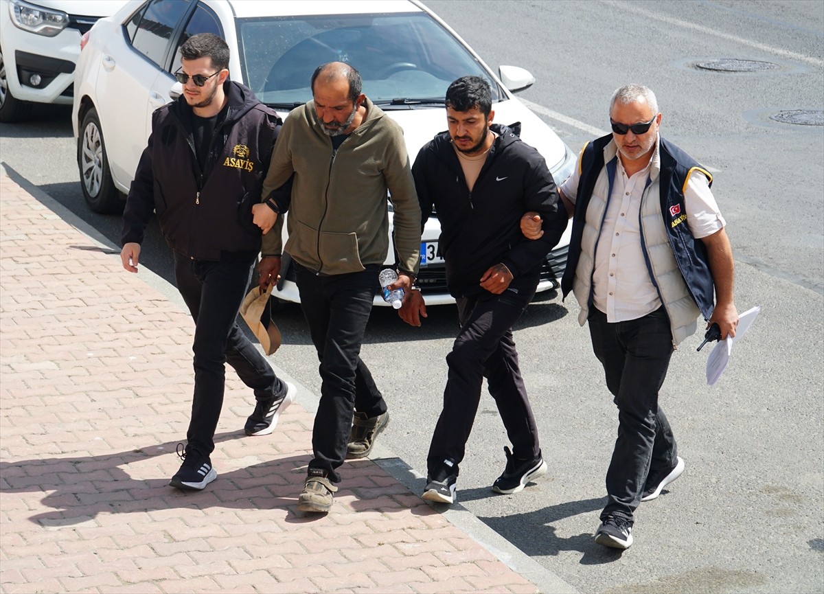 Tekirdağ'ın Süleymanpaşa ilçesinde, komşusunun çocuğu tarafından boğazından bıçaklandığı öne...