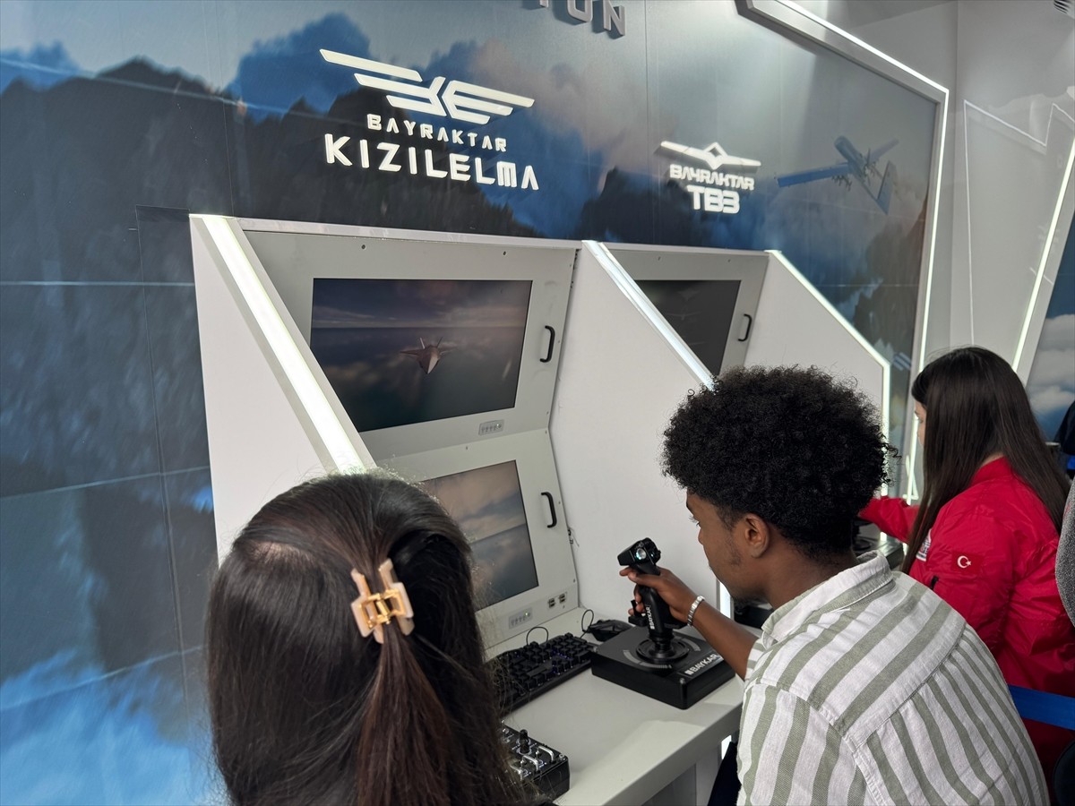 TEKNOFEST KKTC ziyaretçileri, Baykar standında yer alan simülasyonlarla Bayraktar TB3 ve Bayraktar...