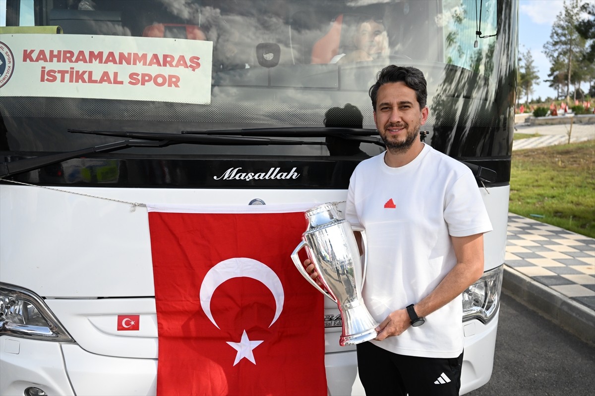 TFF 3. Lig play-off finalinde Ayvalıkgücü Belediyespor'u 3-1 yenerek TFF 2. Lig'e yükselen...