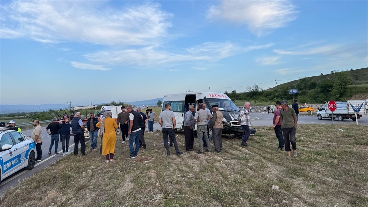 Tokat'ın Erbaa ilçesinde minibüs ile traktörün çarpışması sonucu 7 kişi yaralandı.