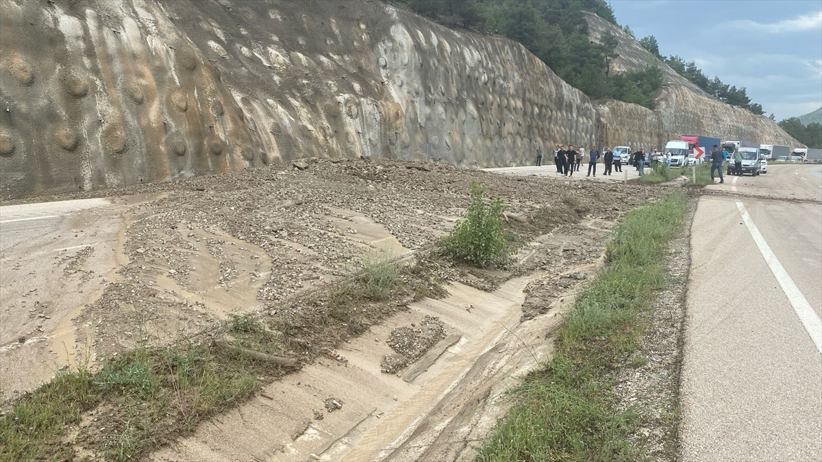 Tokat'ın Reşadiye ilçesinde toprak kayması sonucu kapanan yol ulaşıma açıldı.