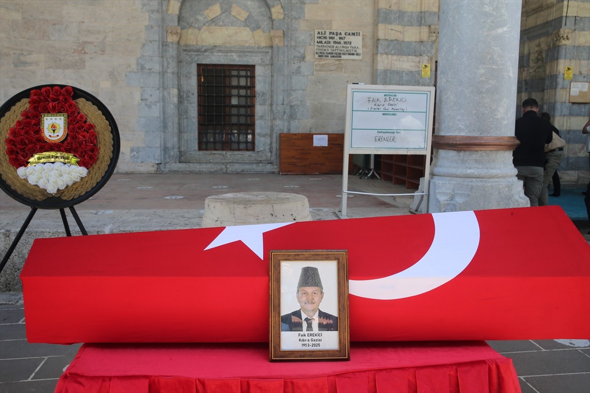 Tokat'ta geçirdiği kalp krizi sonrası vefat eden 72 yaşındaki Kıbrıs gazisi Faik Erekiçi'nin...