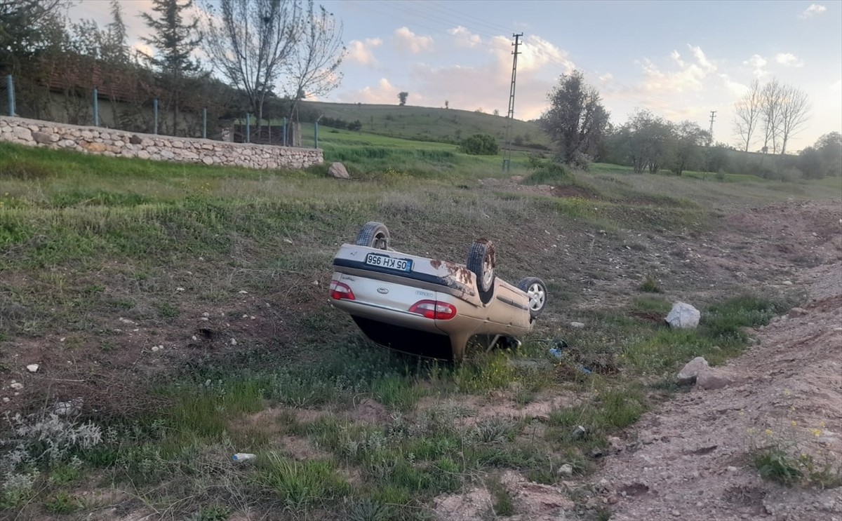 Tokat'tın Zile ilçesinde, şarampole devrilen otomobildeki 2 kişi yaralandı.