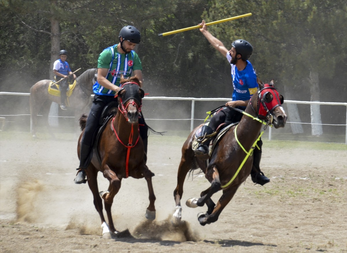 Toprak Mahsulleri Ofisi (TMO) tarafından Geleneksel Atlı Cirit Turnuvası Ankara'nın Kahramankazan...