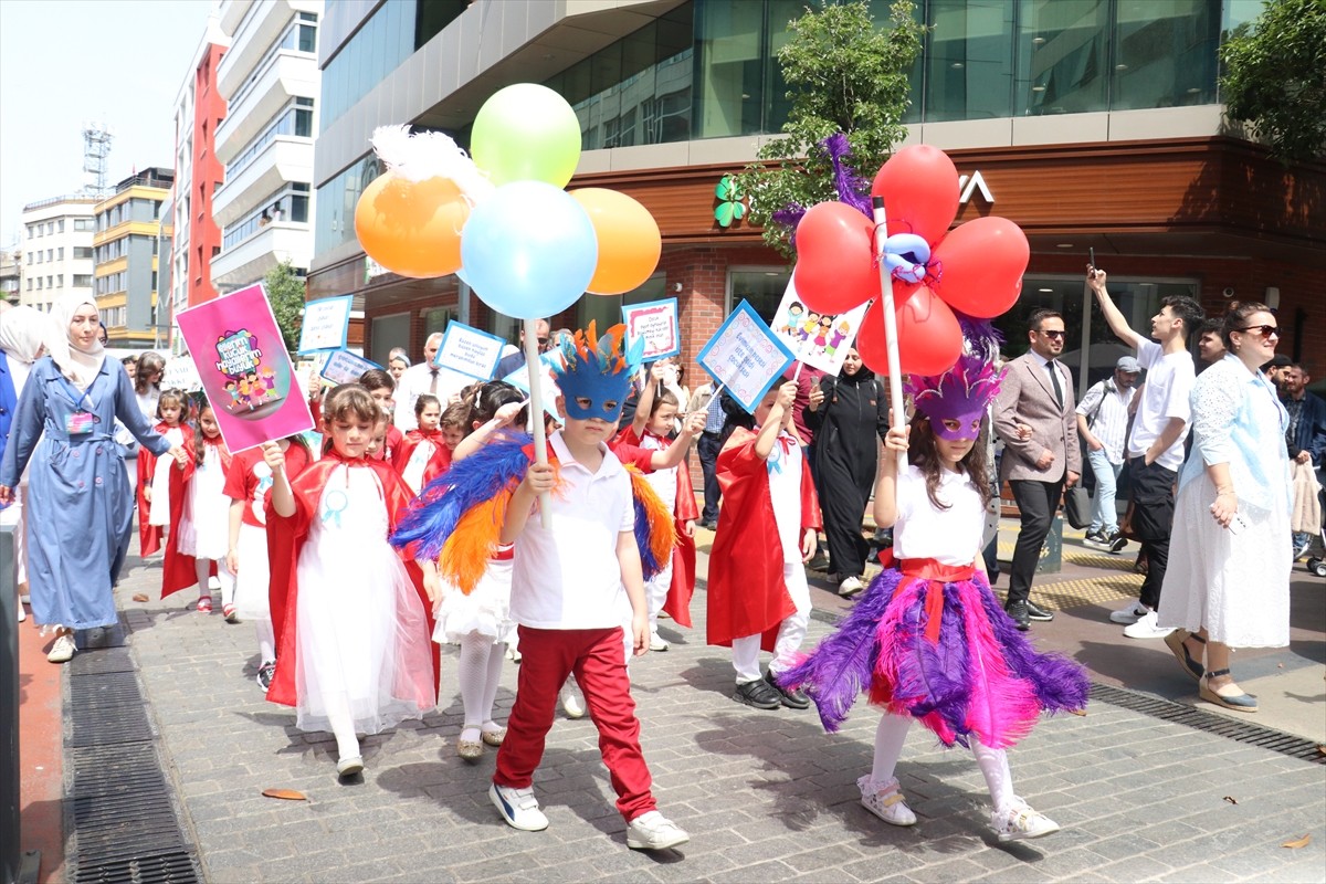 Trabzon'da, anaokulu öğrencilerine yönelik "Ellerim Küçük Hayallerim Büyük Çocuk Bienali Şenliği"...