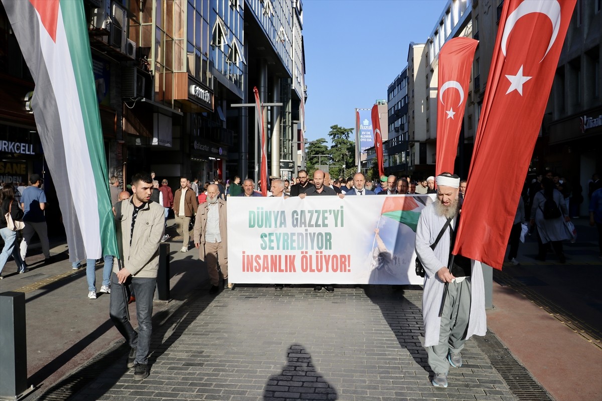 Trabzon'da bir araya gelen Özgür Aksa Trabzon Platformu üyeleri, Filistin'e destek için yürüyüş...