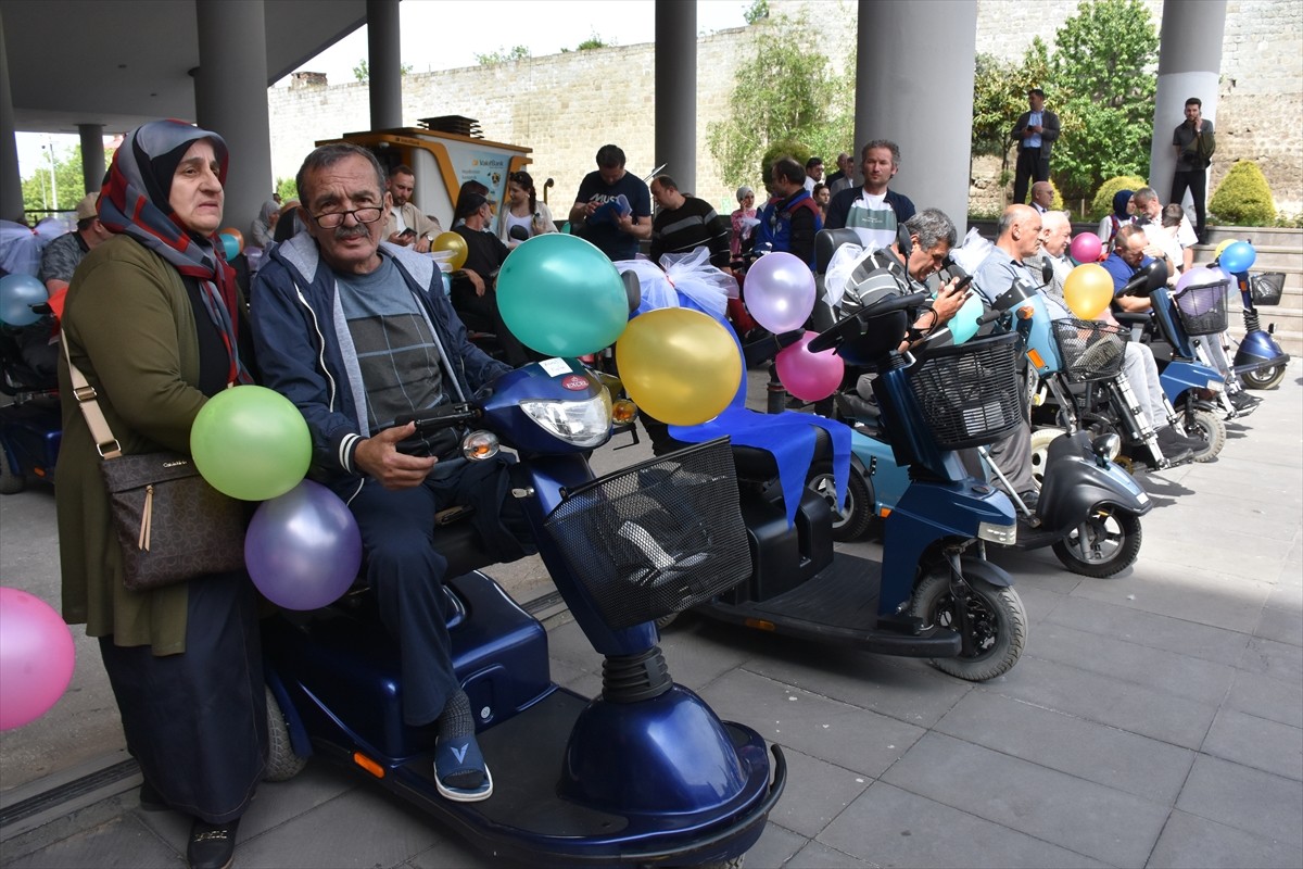 Trabzon'da, engelli bireylere tekerlekli sandalye ve medikal malzeme desteğinde bulunuldu....