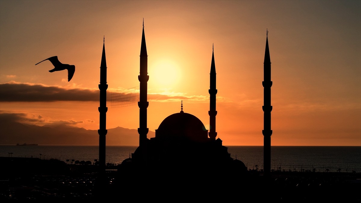 Trabzon'da gün batımıyla gökyüzünde oluşan kızıllık, Pazarkapı Mahallesi'ndeki Yeni Camisi'de...