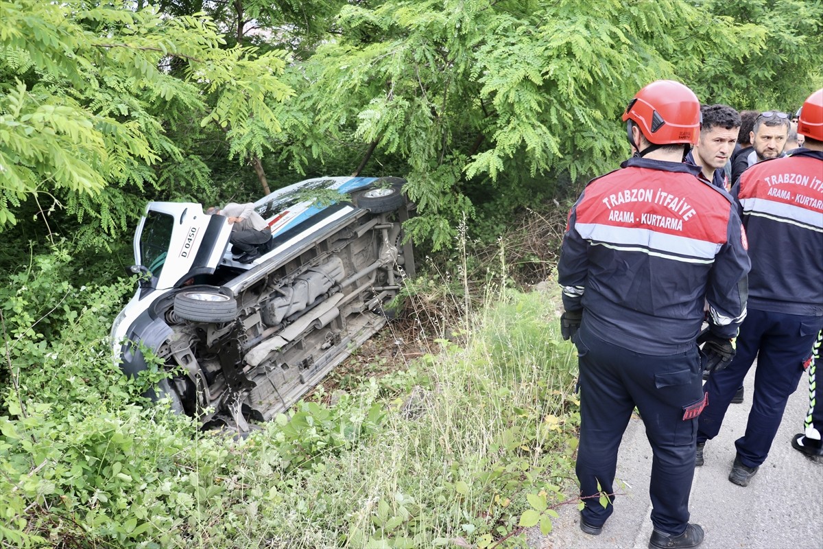 Trabzon'da park halindeki minibüsün, yolcu aldığı sırada kayarak şarampole devrilmesi sonucu 5...