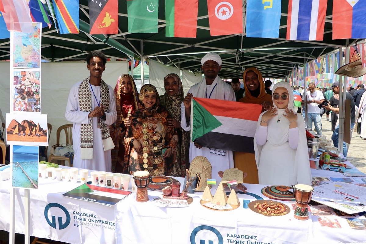 Trabzon'da, "13. Misafir Öğrenci Buluşması" 55 ülkeden öğrencinin katılımıyla yapıldı. Karadeniz...