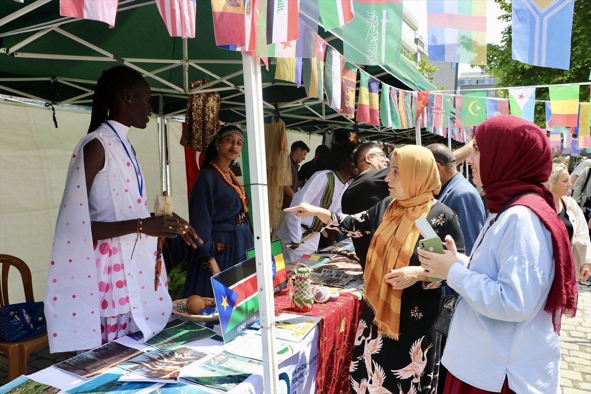 Trabzon'da, "13. Misafir Öğrenci Buluşması" 55 ülkeden öğrencinin katılımıyla yapıldı. Karadeniz...