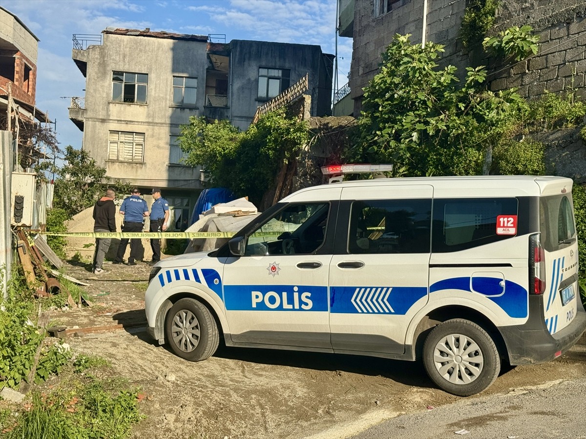 Trabzon'da yalnız yaşayan kişi evinde ölü bulundu.