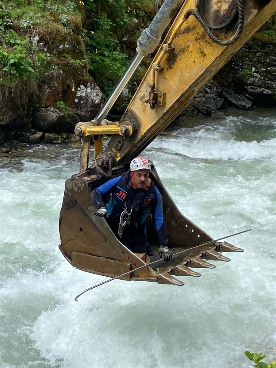 Trabzon'un Çaykara ilçesinde dereye düşen 9 yaşındaki çocuk için başlatılan arama çalışmaları 3....