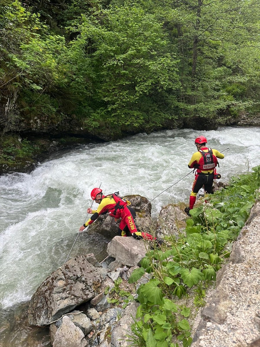 Trabzon'un Çaykara ilçesinde dereye düşen 9 yaşındaki yabancı uyruklu çocuk için arama çalışması...