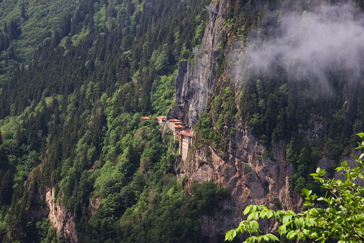 Trabzon'un doğal ve tarihi zenginlikleri arasında düzenlenen Ultra Sümela Trail, 210 sporcunun...