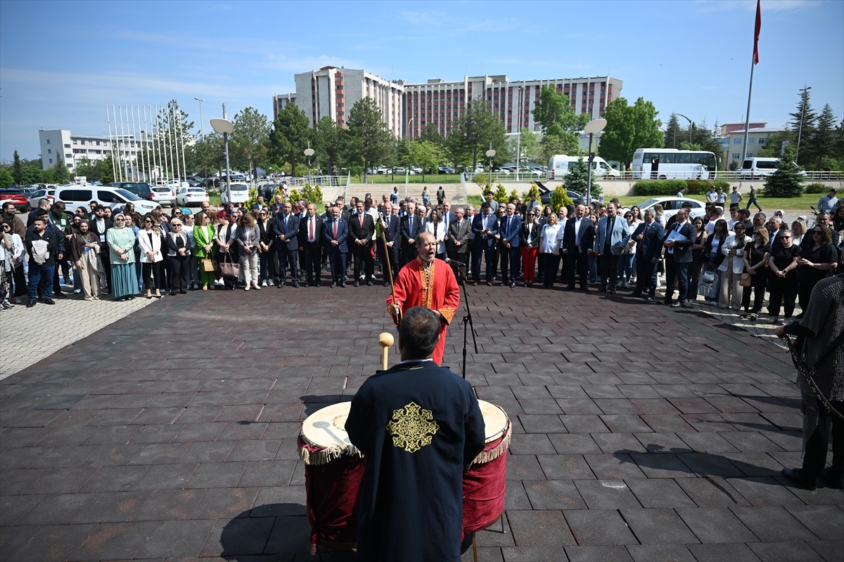 Trakya Üniversitesi 37. Kültür, Spor ve Sanat Şenlikleri Balkan Kongre Merkezi önündeki törenle...