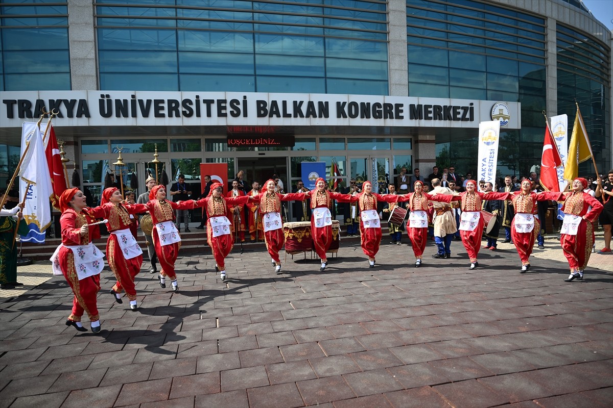 Trakya Üniversitesi 37. Kültür, Spor ve Sanat Şenlikleri Balkan Kongre Merkezi önündeki törenle...