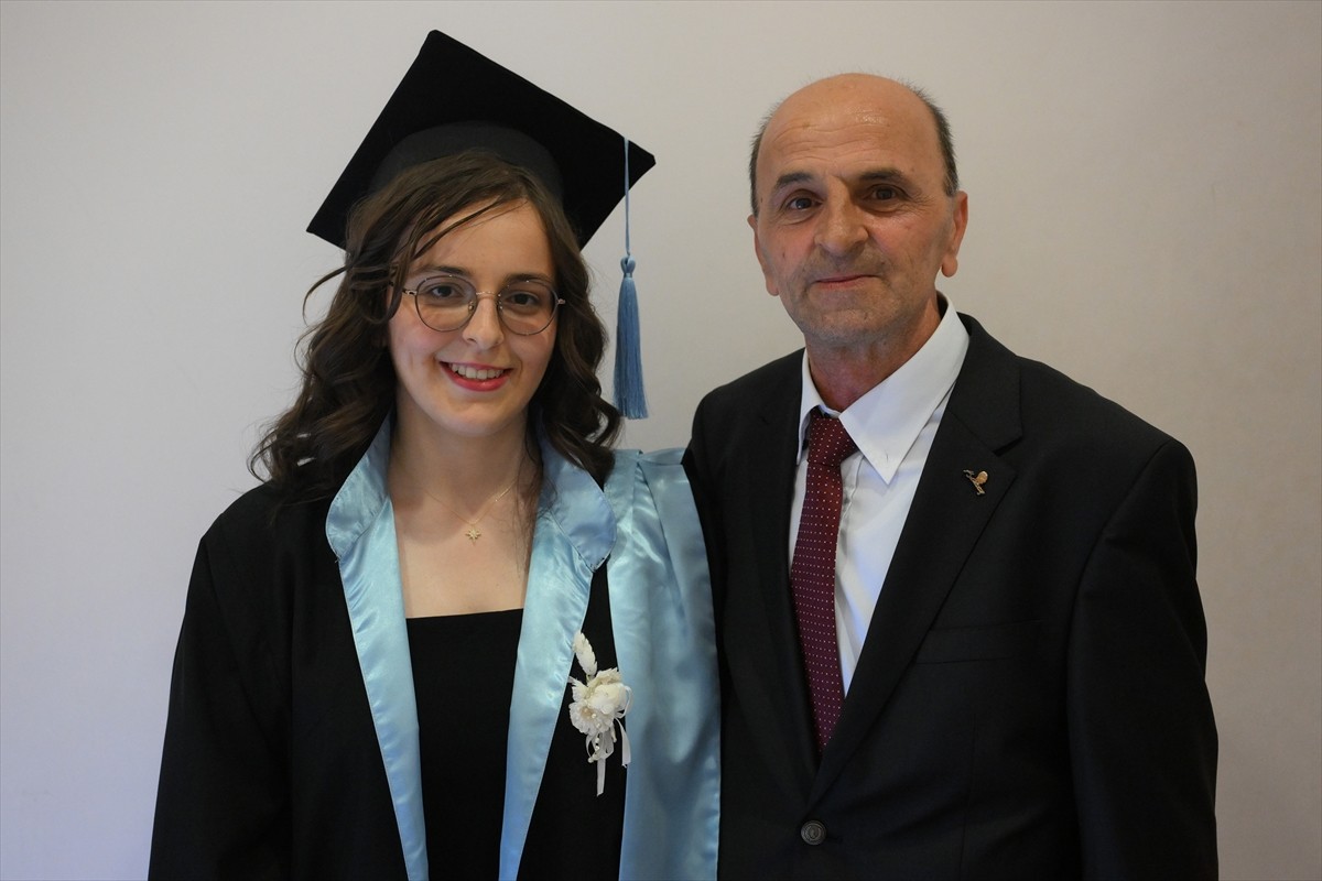 Trakya Üniversitesi Mühendislik Fakültesinden mezun olan Hilal Aydın (solda), diplomasını sadece...