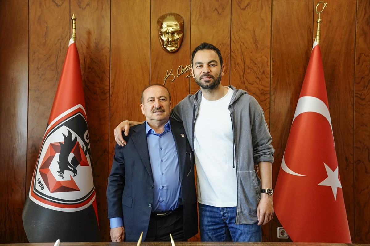 Trendyol Süper Lig ekiplerinden Gaziantep FK'de teknik direktör Selçuk İnan (sağda) ile yollar...