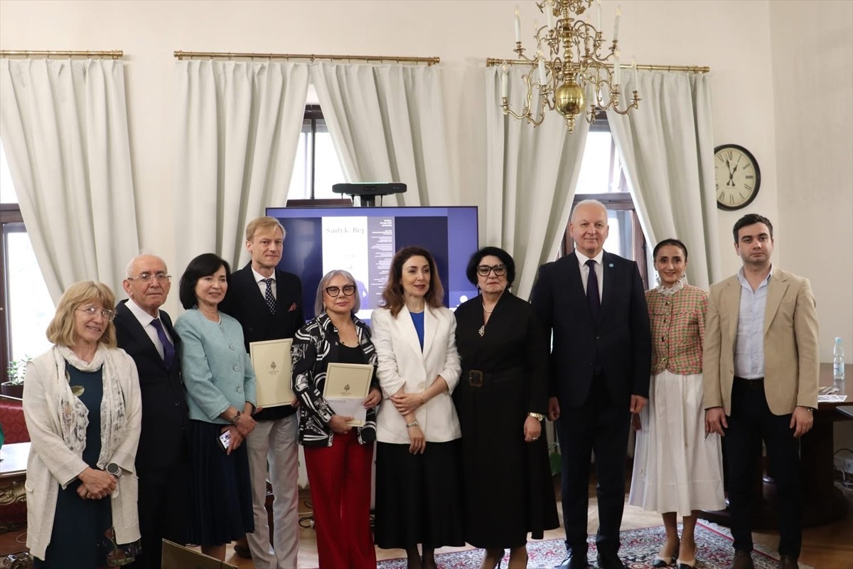 Türk Akademisi Başkanı Prof. Dr. Şahin Mustafayev (sağda), Polonya’da Türk şarkiyatçı Sadık Bey...