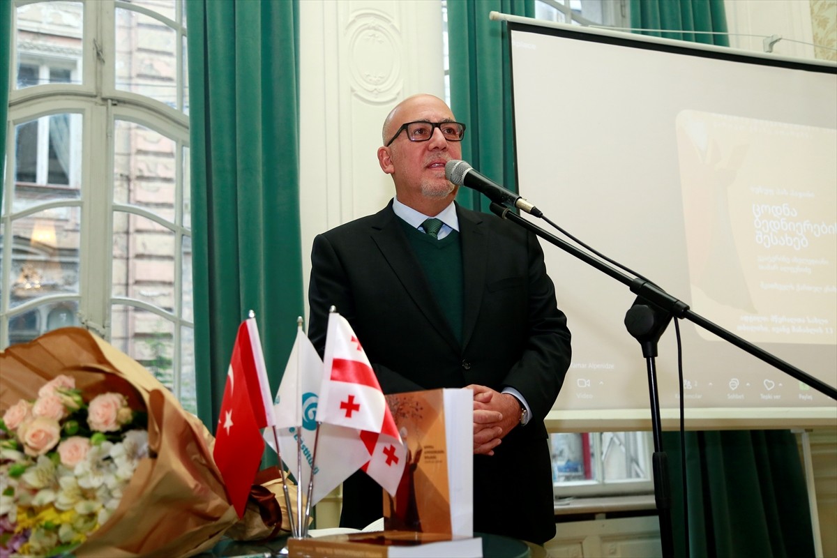 Türk edebiyatının klasik eserlerinden, Yusuf Has Hacib'in kaleme aldığı "Kutadgu Bilig", Gürcüceye...