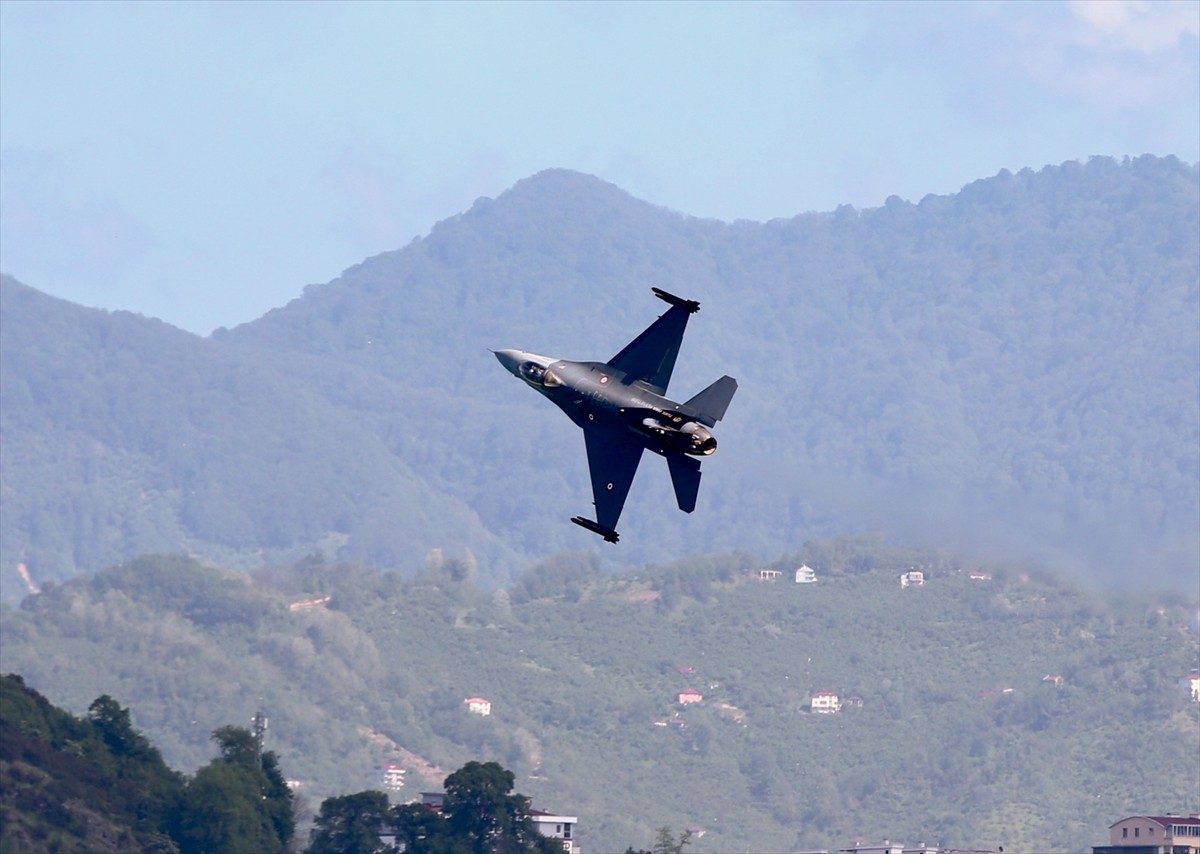 Türk Hava Kuvvetlerinin akrobasi timi SOLOTÜRK, "48. Uluslararası Giresun Aksu Festivali"...