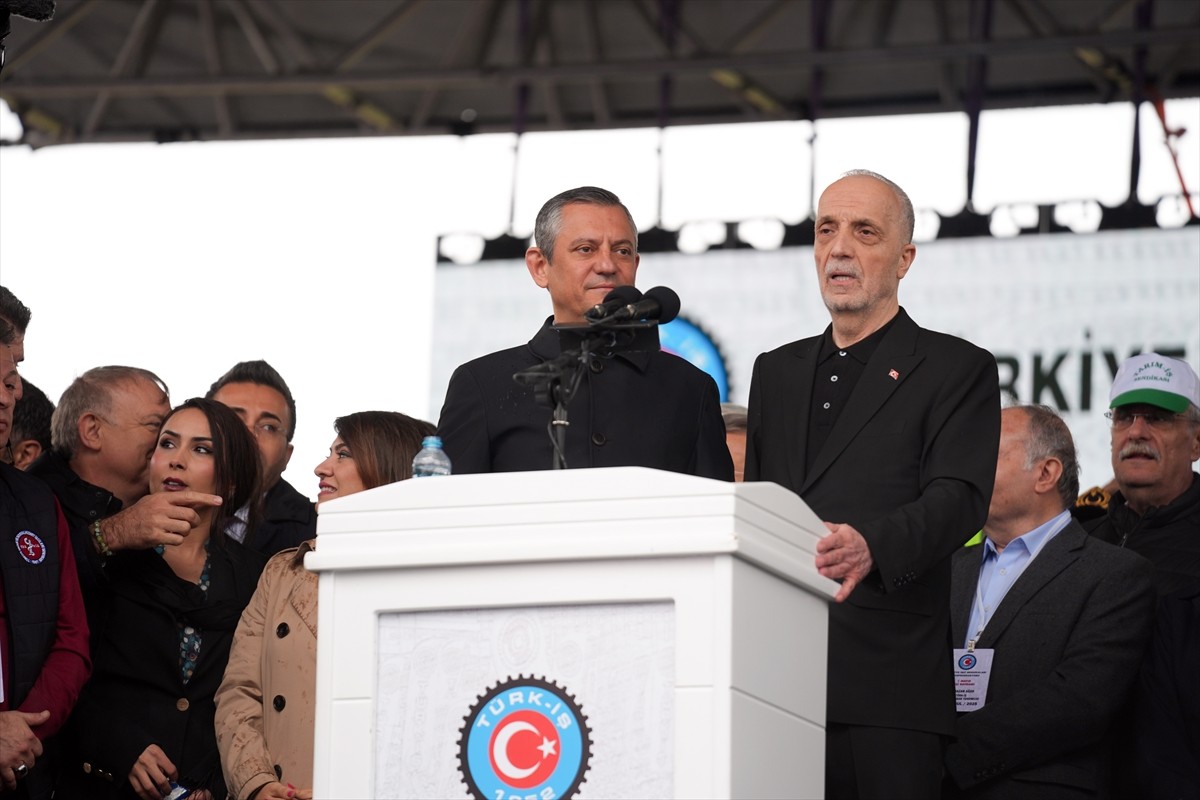 TÜRK-İŞ, 1 Mayıs Emek ve Dayanışma Günü'nü Kartal Meydanı'nda kutladı. TÜRK-İŞ Genel Başkanı Ergün...