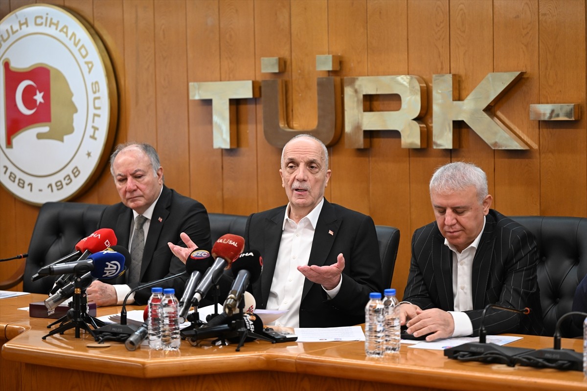 TÜRK-İŞ Genel Başkanı Ergün Atalay, konfederasyon genel merkezinde düzenlediği basın toplantısında...