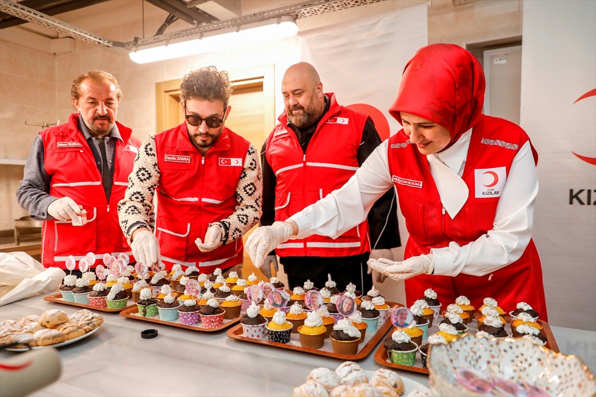 Türk Kızılay Genel Başkanı Fatma Meriç Yılmaz (sağda), "İyilikle Pişen Hayatlar" projesi...