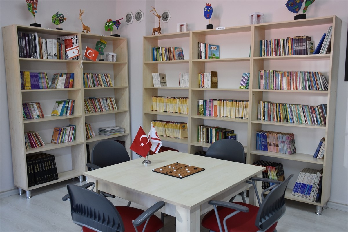 Türkiye'de 6 Şubat 2023'te meydana gelen depremden etkilenen Adıyaman'da kaldıkları otelin...