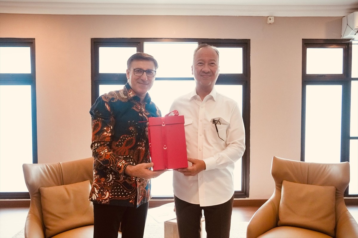 Türkiye'nin Cakarta Büyükelçisi Talip Küçükcan, Endonezya Sanayi Bakanı Agus Guwimang Kartasasmita...