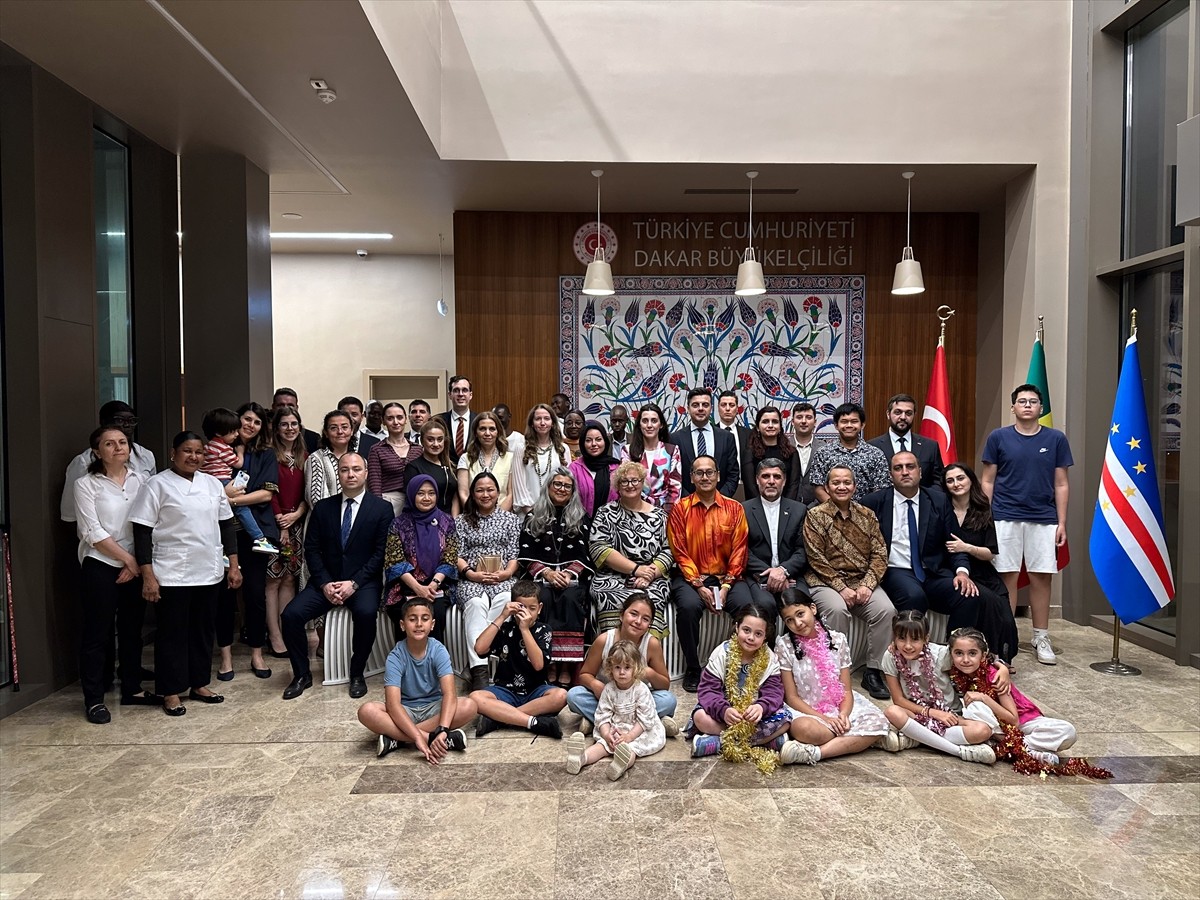Türkiye'nin Dakar Büyükelçiliğinde 15 Mayıs Uluslararası Aile Günü dolayısıyla yemek verildi....