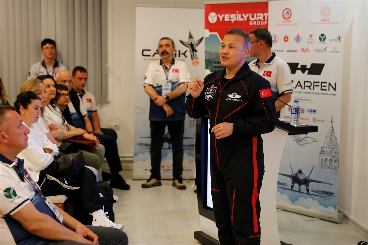 Türkiye'nin ilk astronotu Alper Gezeravcı, Samsun'da fen lisesi öğrencileriyle bir araya gelerek...