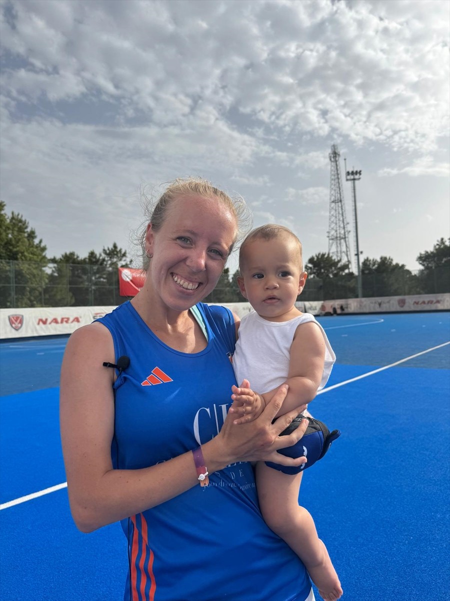 Türkiye Açık Alan Hokeyi Kadınlar Süper Ligi play-off yarı final müsabakalarına bebeğiyle gelen ve...