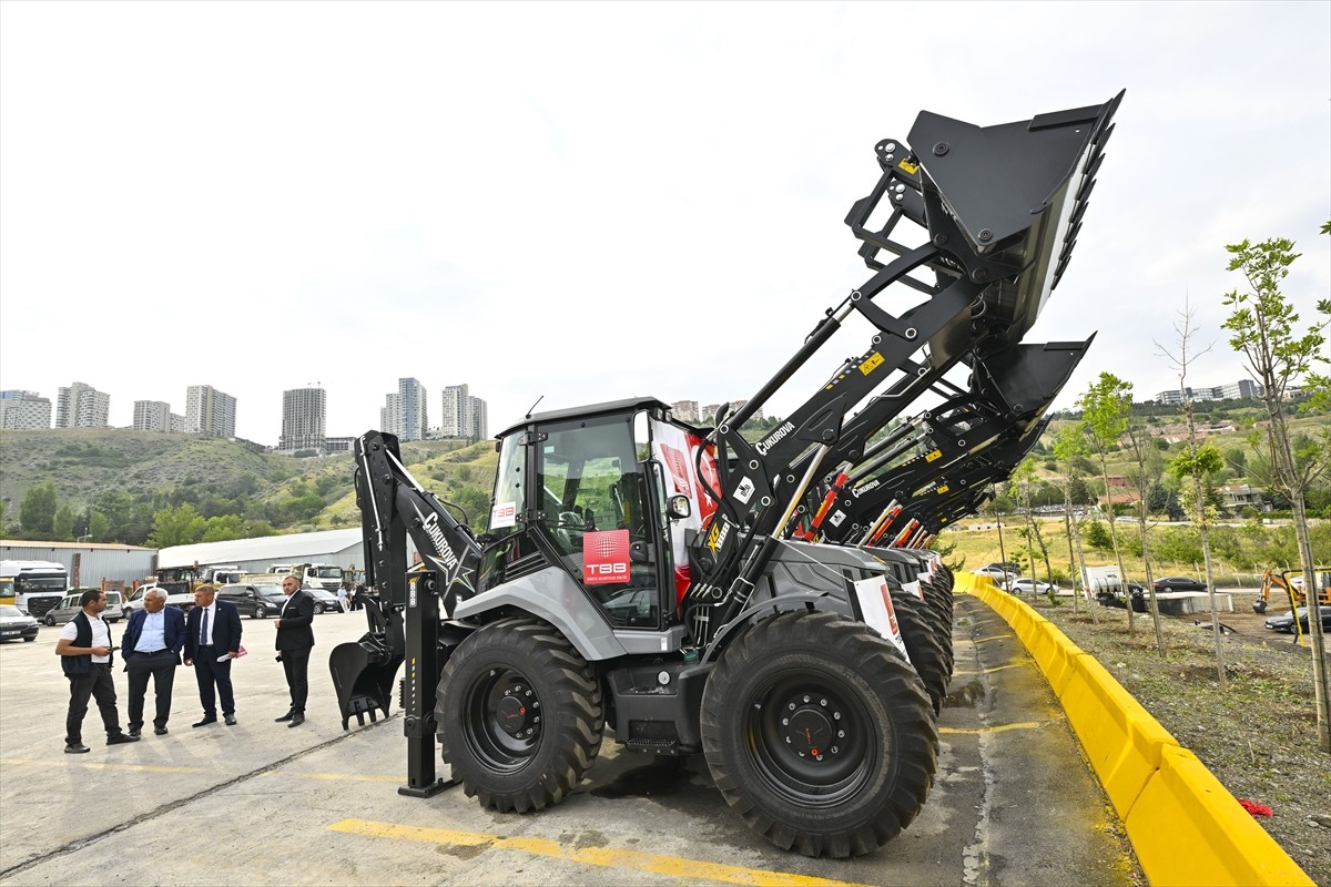 Türkiye Belediyeler Birliği (TBB), 57 belediyeye 59 yeni araç desteğinde bulundu. Ankara'da...