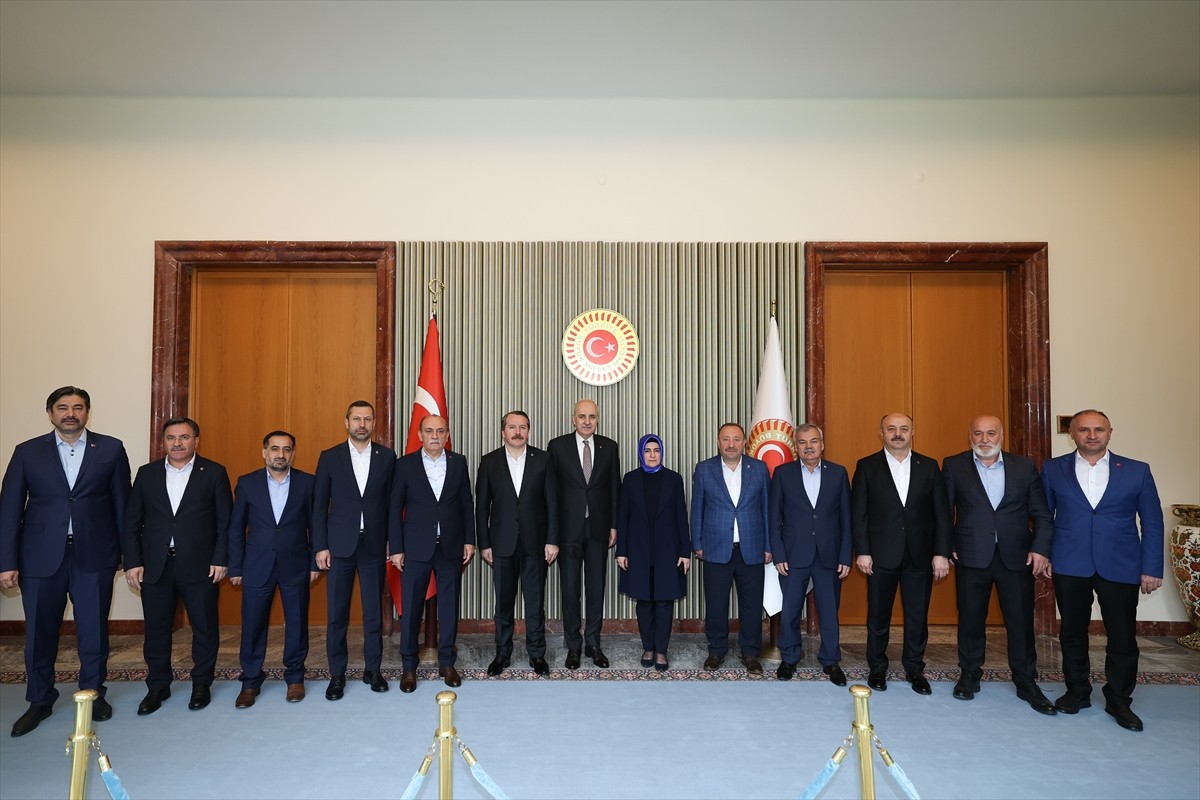 Türkiye Büyük Millet Meclisi Başkanı Numan Kurtulmuş (ortada), Memur Sendikaları Konfederasyonu...